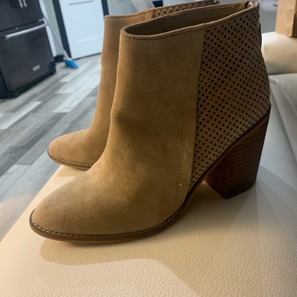 Brand new with box! Adorable Steve Madden boots - Picture 2 of 6